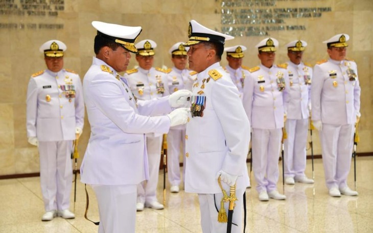 Kasal saat Sematkan Tanda Kehormatan Bintang Jalasena Pratama Kepada Perwira Tinggi TNI AL 