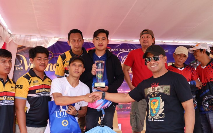 Letkol Czi Arif Hidayat M.Han saat menyerahkan hadiah bagi pemenang