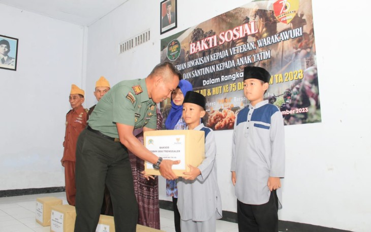 Kodim 0806/Trenggalek menggelar kegiatan bakti sosial dengan memberikan bantuan sosial berupa Sembako kepada para Veteran, Warakawuri, dan anak yatim. Kegiatan ini dilaksanakan dengan penuh kehangatan di Aula Makodim 0806/Trenggalek, Rabu (13/12/2023)