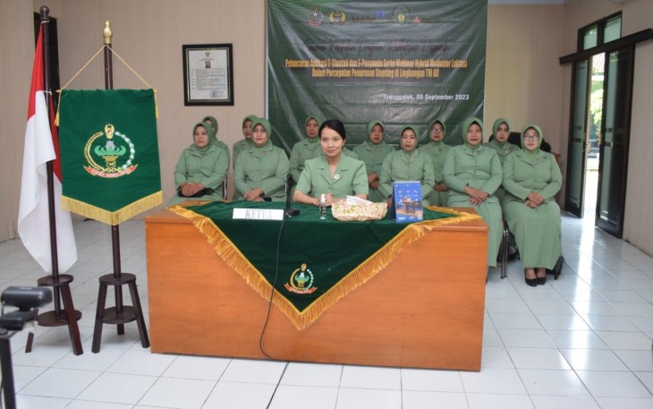 Ketua Persit KCK Cabang XX Dim 0806 Trenggalek Beserta Pengurus saat Ikuti Ceramah Virtual Kesehatan Program Revitalisasi Posyandu