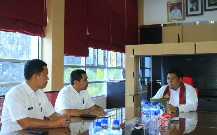 Pertemuan Bupati Samosir Vandiko Gultom dengan pihak Samsat Pangururan.