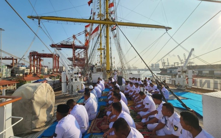 Para prajurit KRI Bima Suci saat Sholat Idul Fitri 