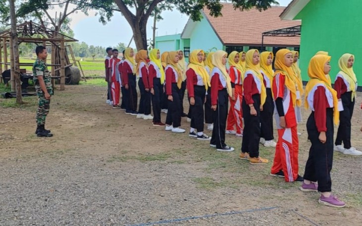Latihan Dasar Kepemimpinan Koramil 0806/11 Panggul di SMKN 1 Panggul