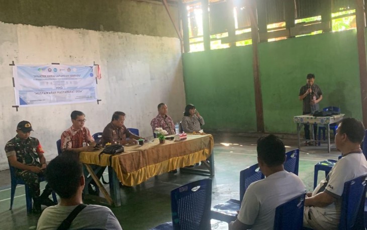 Babinsa Koramil 1310-01/Bitung Serda Andi Patiroi A saat menghadiri kegiatan sosialisasi