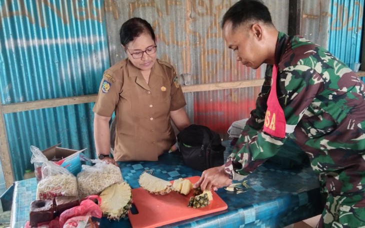 Babinsa Koramil 1710-07/Mapurujaya Dampingi Dinas Pertanian Dalam Pelatihan Pembuatan Obat Hama dan Pupuk Alami