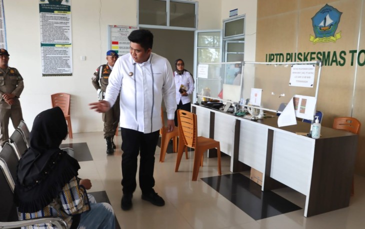 Bupati Roby Kurniawan Bincang Santai Bersama Pasien dan Pegawai Puskesmas Toapaya