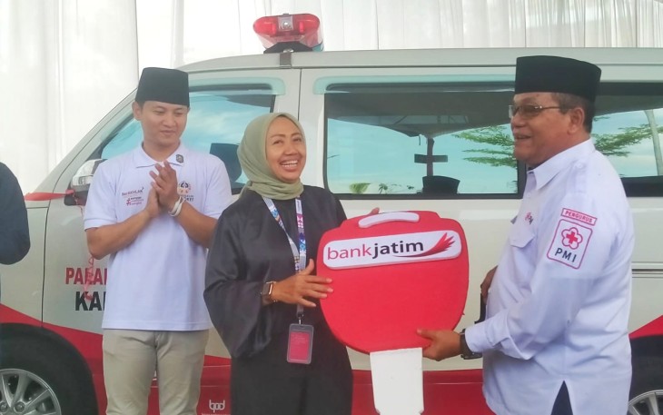 Bank Jatim Serahkan CSR Mobil Ambulans ke Pemkab Trenggalek