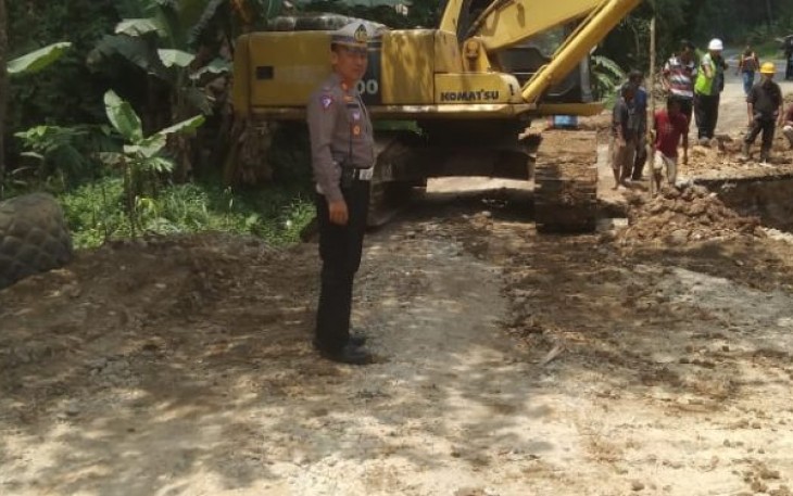 Kasat Lantas Polres Tapanuli Selatan (Tapsel), AKP Sofyan H Nasution, SH, dan personel, melakukan cek ruas Jalan rusak di sekitar Dusun Hutaimbaru, Desa Luat Lombang, Kecamatan Sipirok, Sabtu (13/5/2023)