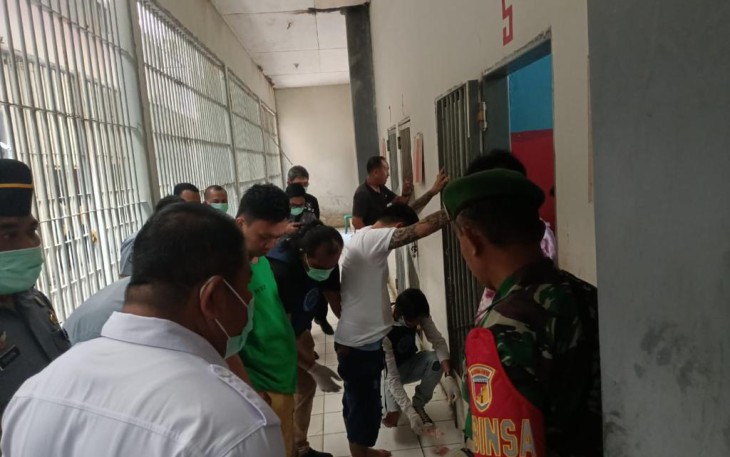 Personil gabungan saat melakukan penggeledahan terhadap warga binaan lapas kelas IIB Bitung