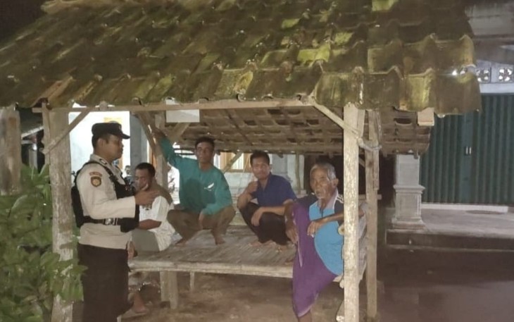 Anggota Polsek Belitang Tiga Ajak Warga Jaga Keamanan Lingkungan Bersama