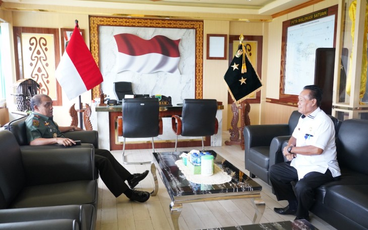 Pangdam XVIII/Kasuari, Mayjen TNI Ilyas Alamsyah, S.E., M.Tr.(Han)., menerima audiensi yang dilaksanakan oleh Kepala Dinas Pendidikan Papua Barat, H. Abdul Fatah, SPd., MM., di ruang kerjanya, Makodam, Trikora, Arfai 1, Manokwari, Papua Barat, pada Rabu (13/12/2023)