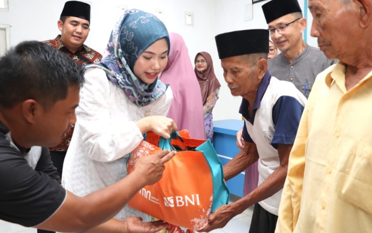 Hafizha saat Bagikan Paket Sembako ke Penaga