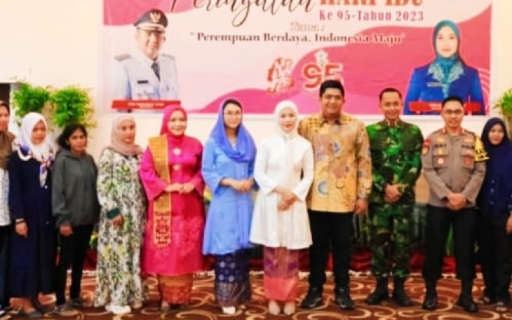 Moment peringatan Hari Ibu Ke 95 tingkat Kabupaten Bintan yang jatuh pada tanggal 22 Desember dihadiri langsung oleh Bupati Bintan Roby Kurniawan didampingi Ketua TP PKK Bintan Hafizha Rahmadhani, Jum'at (22/12) di Gedung Convention Hall Bhadra. Kegiatan ini sebagai pengingat sekaligus apresiasi kepada Ibu-Ibu hebat yang ada di seluruh dunia khususnya Kabupaten Bintan