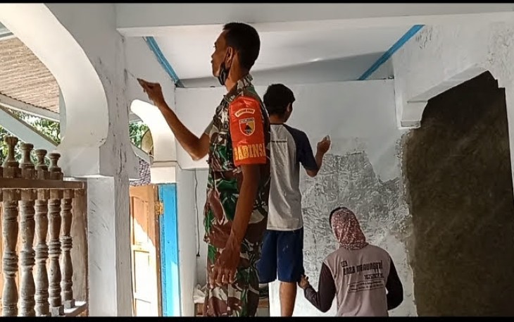 Koramil 0801/07 Ngadirojo Lakukan Pembersihan Dan Pengecatan Masjid
