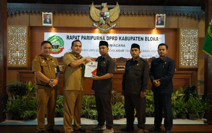 Bupati Blora Arief Rohman saat menyerahkan LKPJ akhir tahun pelaksanaan APBD 2022 kepada pimpinan DPRD, Senin (27/3/2023).