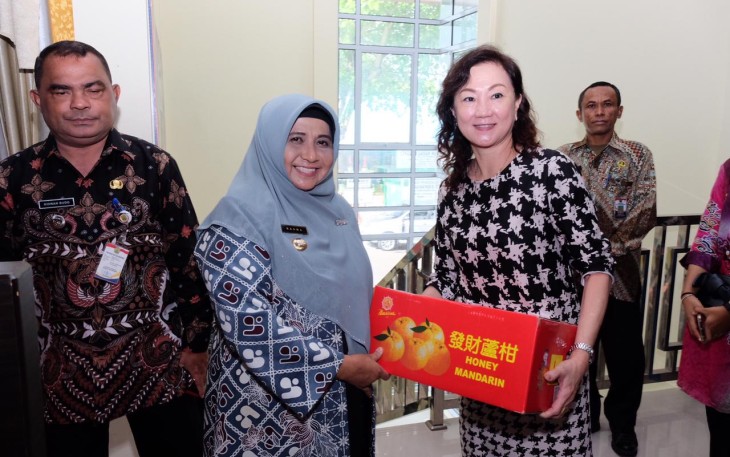 Walikota Rahma Serahkan Sembako Bagi Ketua RT dan RW yang Merayakan Imlek