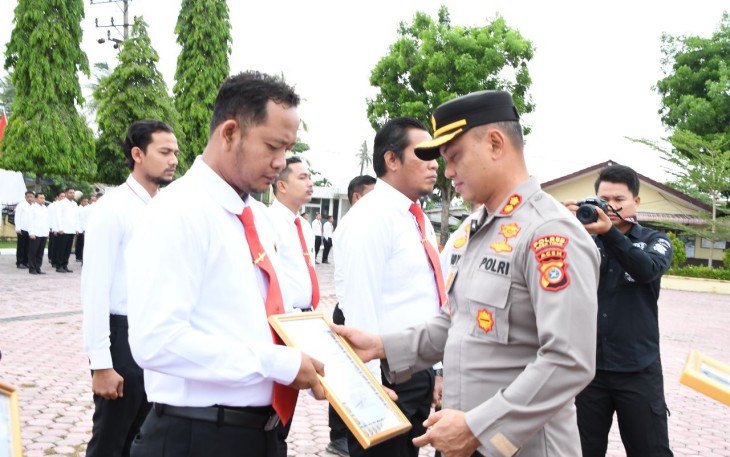 Kapolres Aceh Timur Beri Penghargaan Kepada Personel Satreskrim