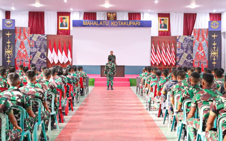 Lantamal IX/Ambon Brigadir Jenderal TNI (Mar) Said Latuconsina M.M., M.T., M.Tr. Opsla memberikan penekanan menjelang perayaan natal dan tahun baru saat jam komandan bertempat di Gedung Dr. J. Leimena Kompleks Lantamal IX Ambon, Desa Halong, Kec. Baguala, Kota Ambon, Provinsi Maluku, Jumat (15/12/2023)