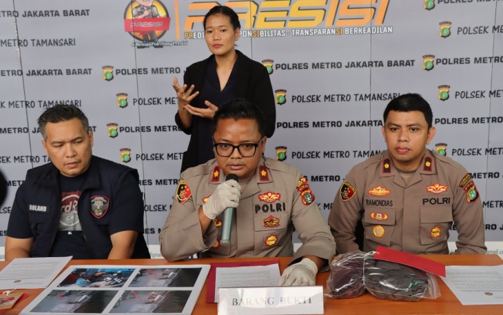 Kompol Adhi Wananda saat konferensi Pers