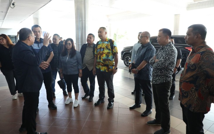 Komisi VI DPR RI saat melakukan peninjauan fasilitas, layanan dan rencana pembangunan Bandara Internasional Hang Nadim, Sabtu (15/7/2023).