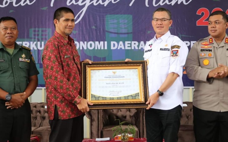 Walikota Pagar Alam saat Terima Penghargaan Pembangunan Daerah dari Gubernur Sumsel H. Herman Deru