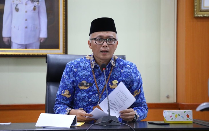 Plh. Kepala Pustrajakan PKDD BSKDN, Abas Supriyadi saat memimpin Rapat Penyusunan Rekomendasi “Penilaian Kriteria dan Pembobotan Variabel Kota Bersih” di Aula BSKDN pada Jumat, 17 November 2023. 
