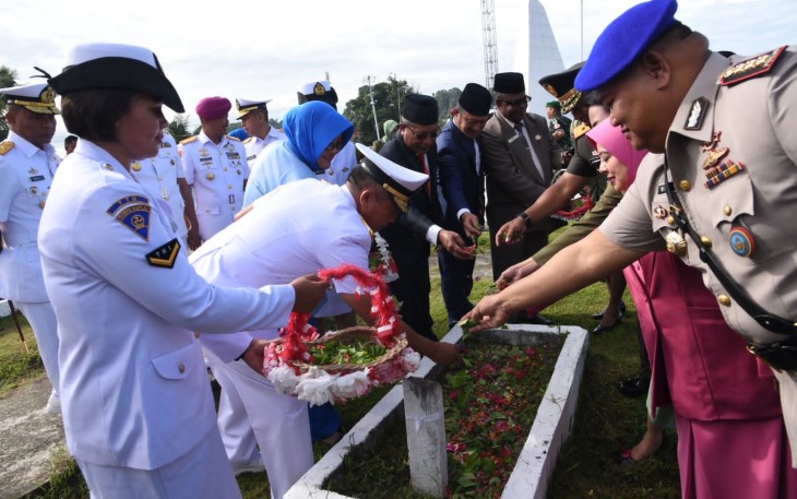 Koarmada III dan Keluarga Besar TNI Lakukan Ziarah
