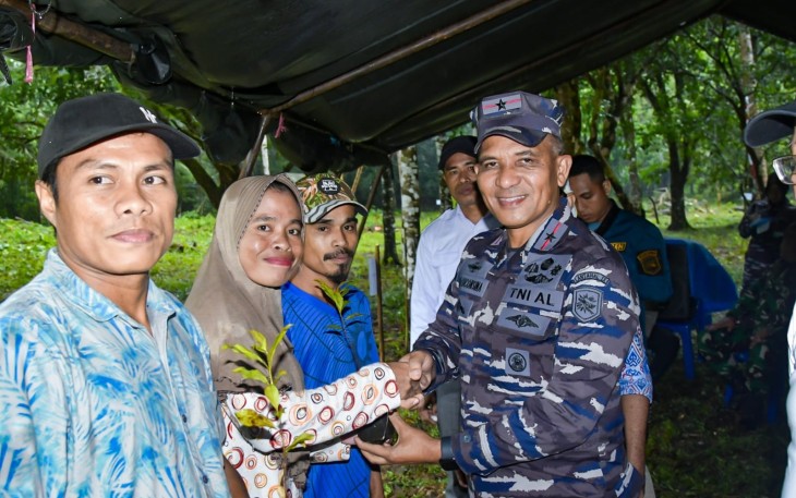 Danlantamal IX Tanam Bibit Cengkeh Bersama IPPMAP dan Moluccas Coastal Care