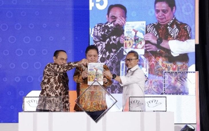 Menteri Perdagangan, Zulkifli Hasan bersama Menteri Koodinator Bidang Perekonomian, Airlangga Hartarto dan Menteri Komunikasi dan Informatika, Budi Arie Setiadi meluncurkan Visi Indonesia Digital 2045 di Jakarta, Rabu (13/12)