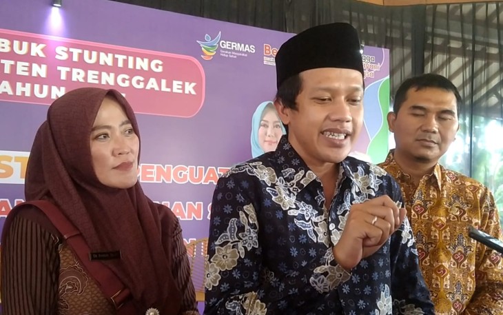 Wakil Bupati Trenggalek, Syah Muhammad Natanegara, bersama Sunarto Plt Kepala Dinas Kesehatan PPKB, Kabupaten Trenggalek, saat dikonfirmasi setelah kegiatan Rembug Stunting, Kamis (9/3/2023) (Foto : Hardi Rangga klikwarta.com)