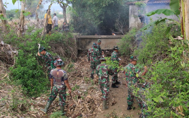 Kodim 0806/Trenggalek Berjuang Bersama Warga Lawan Banjir dan Nyamuk