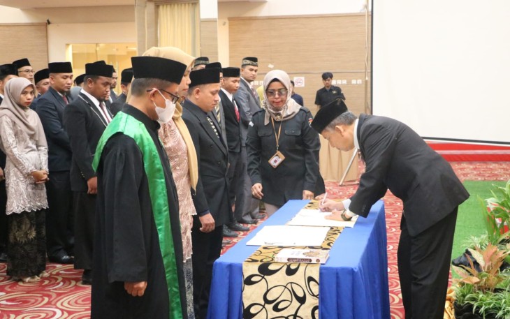 Suasana saat pelantikan 65 Panitia Pemilihan Kecamatan di Grand Royal Denai Bukittinggi.
