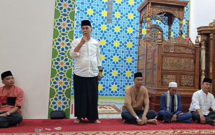 Bupati Natuna Wan Siswandi saat serahkan bantuan sajadah untuk Masjid Al-Muhajiddin, Desa Tanjung Setelung Kabupaten Natuna. Sabtu 9/12/2023.