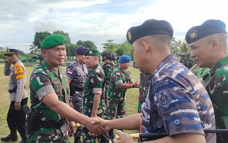 Komandan Wing Udara 3 saat Hadiri Upacara Pengantaran Tugas Satgas Pamtas RI-PNG Kewilayahan Yonif/AVT