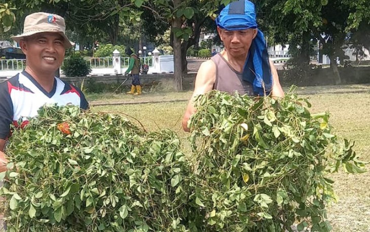 Kadispen Kodiklatal Kolonel Marinir Suharyono memimpin kegiatan pembersihan