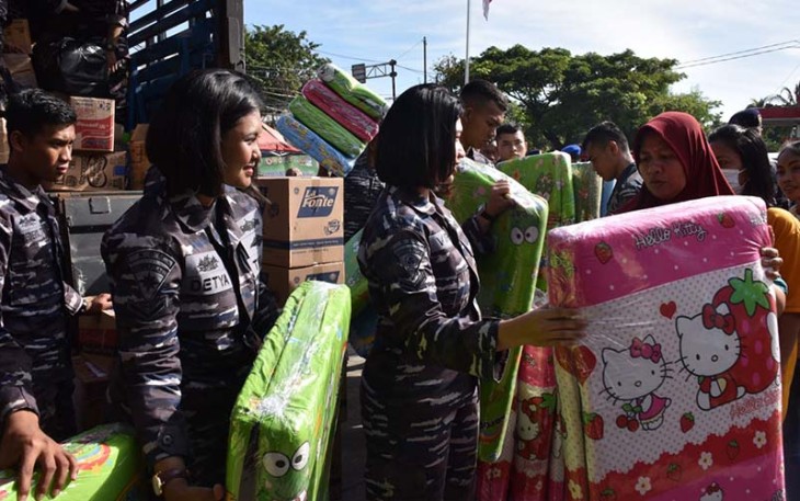 Anggota TNI AL saat Fasilitasi Bansos Korban Kebakaran Depo Plumpang