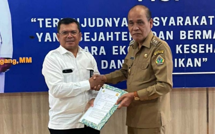 Wabup Samosir seusai Teken Naskah Perjanjian Hibah dan Serah Terima Barang Milik Negara Kementerian PUPR 