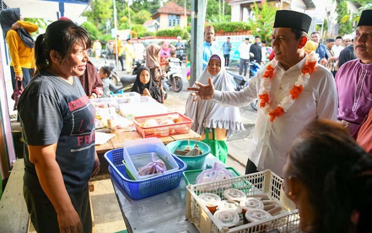 Gubernur Ansar saat bertemu salah seorang pedagang