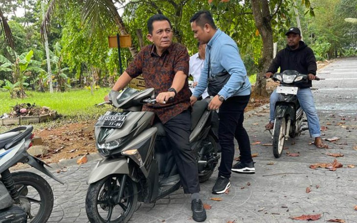 Gubernur Kepulauan Riau H. Ansar Ahmad saat Tinjau Progres Pengerjaan Jalan di Penyengat.