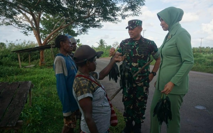 Danrem 174 Merauke Brigjen TNI Agus Widodo, S.I.P., M.Si., yang saat itu bersama Ketua Persit KCK Koorcab Rem 174 Ny. Ane Agus Widodo, usai melaksanakan kegiatan pemberian bantuan di Kampung Kamangi, Rabu (8/3/2023).