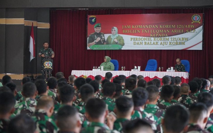 Danrem 121/ABW yang Baru saat Berikan Pengarahan ke Prajurit dan Persit beserta jajaran