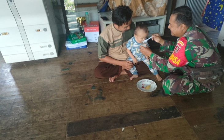 Babinsa Pantau Langsung ke Rumah Pemberian Asupan Gizi 
