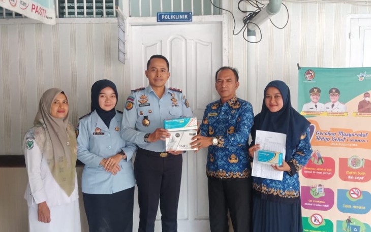 Lapas Kelas III Suliki menerima bantuan obat-obatan dan peralatan kesehatan dari pihak Puskesmas Suliki.