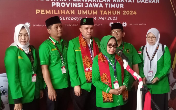 Ketua DPW PPP Jatim Hj Munjidah Wahab kepada media di KPU Jatim