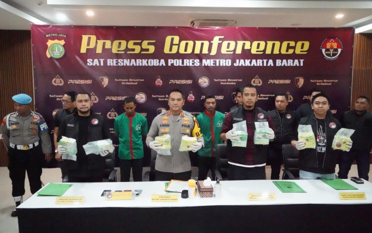 Kapolres Metro Jakarta Barat Kombes Pol M Syahduddi didampingi Kasatres Narkoba AKBP Indrawienny Panjiyoga Saat Melakukan Konferensi Pers 