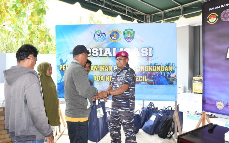 Prajurit TNI AL Sosialisasi Pelestarian Lingkungan Laut pada Masyarakat 