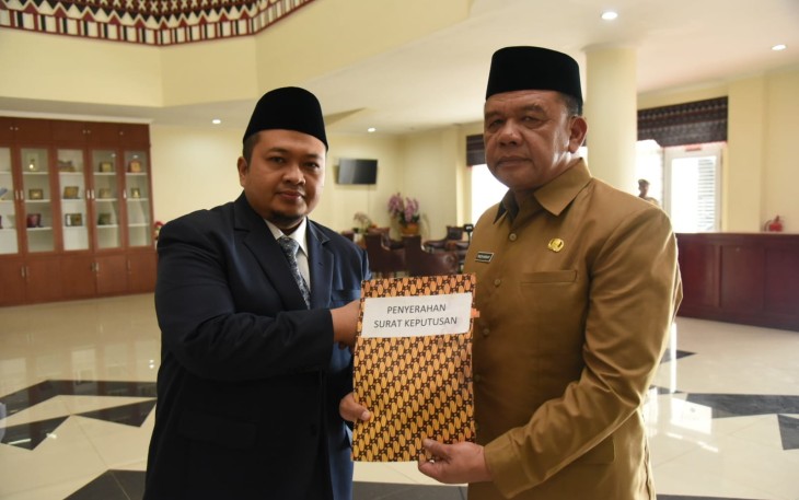 Parlindungan Harahap yang juga sebagai Kadis Sosial Tapanuli Selatan (Tapsel) dilantik Bupati Dolly Pasaribu sebagai Pejabat Sekretaris Daerah di Lobi Kantor Bupati Tapsel, Sipirok, Rabu (15/3).