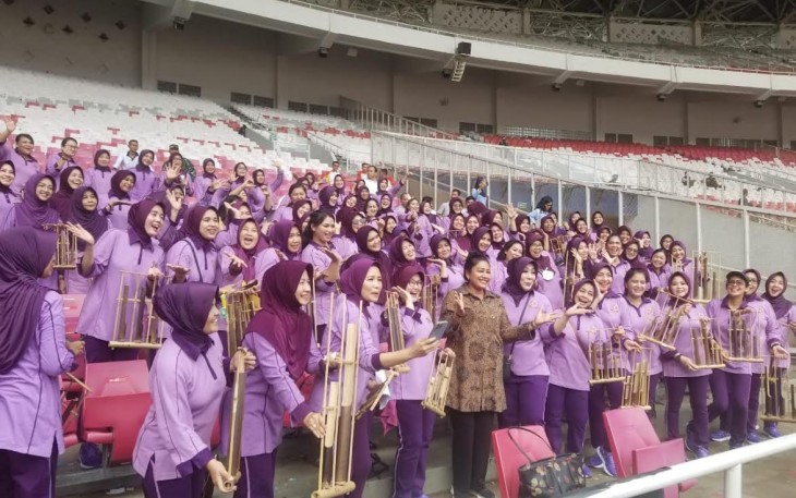 Ketum Dharma Pertiwi saat Beri Semangat Peserta Angklung Untuk Pecahkan Rekor Dunia