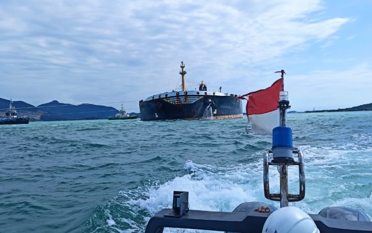 TNI AL Terus Berupaya Evakuasi Kapal MT Liberty yang Kandas di Perairan Pasir Panjang 