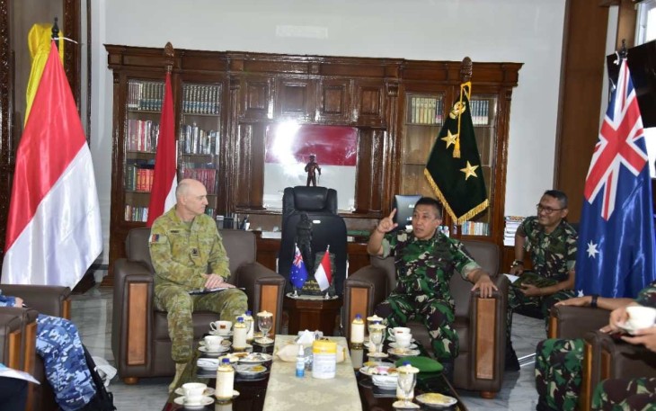 Gubernur Akademi Militer, Mayjen TNI R. Sidharta Wisnu Graha, S.E., laksanakan audiensi dengan Counsellor Defence Policy Kedubes Australia. Pertemuan ini berlangsung di Ruang Kerja Gubernur Akademi Militer di Magelang pada Jumat, 8 Desember 2023